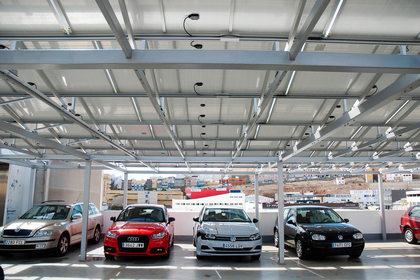 marquesina solar sobre plazas de parking